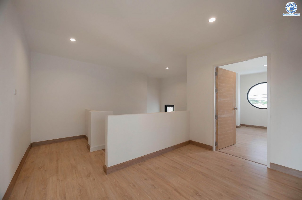 บ้านมือสองตกแต่งใหม่ โครงการ มณธานี บางแค บ้านเดี่ยว 3 ชั้นหลังมุม ดีไซน์หรูหรา เนื้อที่กว้าง 65.6 ตร.ว. พื้นที่ใช้สอย 240 ตร.ม. ฟังก์ชัน 5 ห้องนอน 4 ห้องน้ำ 2 ที่จอดรถ ฟังก์ชันครบตอบทุกไลฟ์สไตล์ บนทำเลศักยภาพ เชื่อมต่อถนนกาญจนาภิเษก ใกล้เดอะมอลล์บางแค ใกล้รถไฟฟ้าสายสีน้ำเงิน "สถานีหลักสอง" และจุดขึ้นทางด่วน "กาญจนาภิเษก"